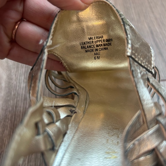 Gold Nine West wedge heels, size 6 - Picture 3 of 4